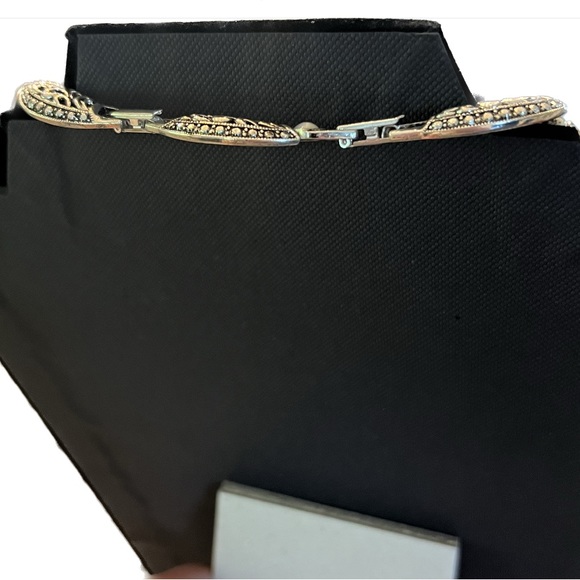 Avon Beautiful Silvertone necklace set with white stones. - Picture 3 of 3